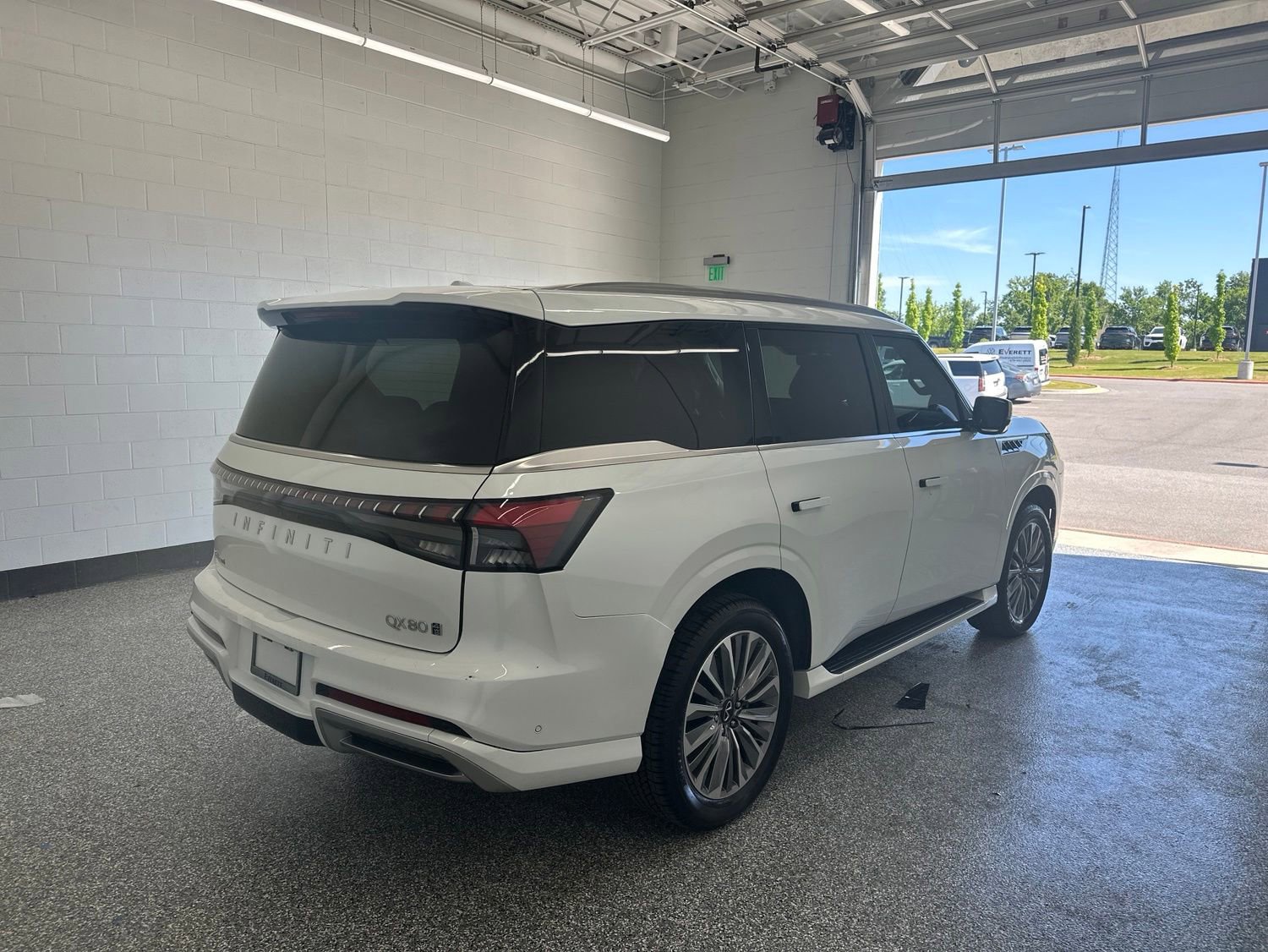 Used 2025 INFINITI QX80 Sensory AWD/4WD image 3