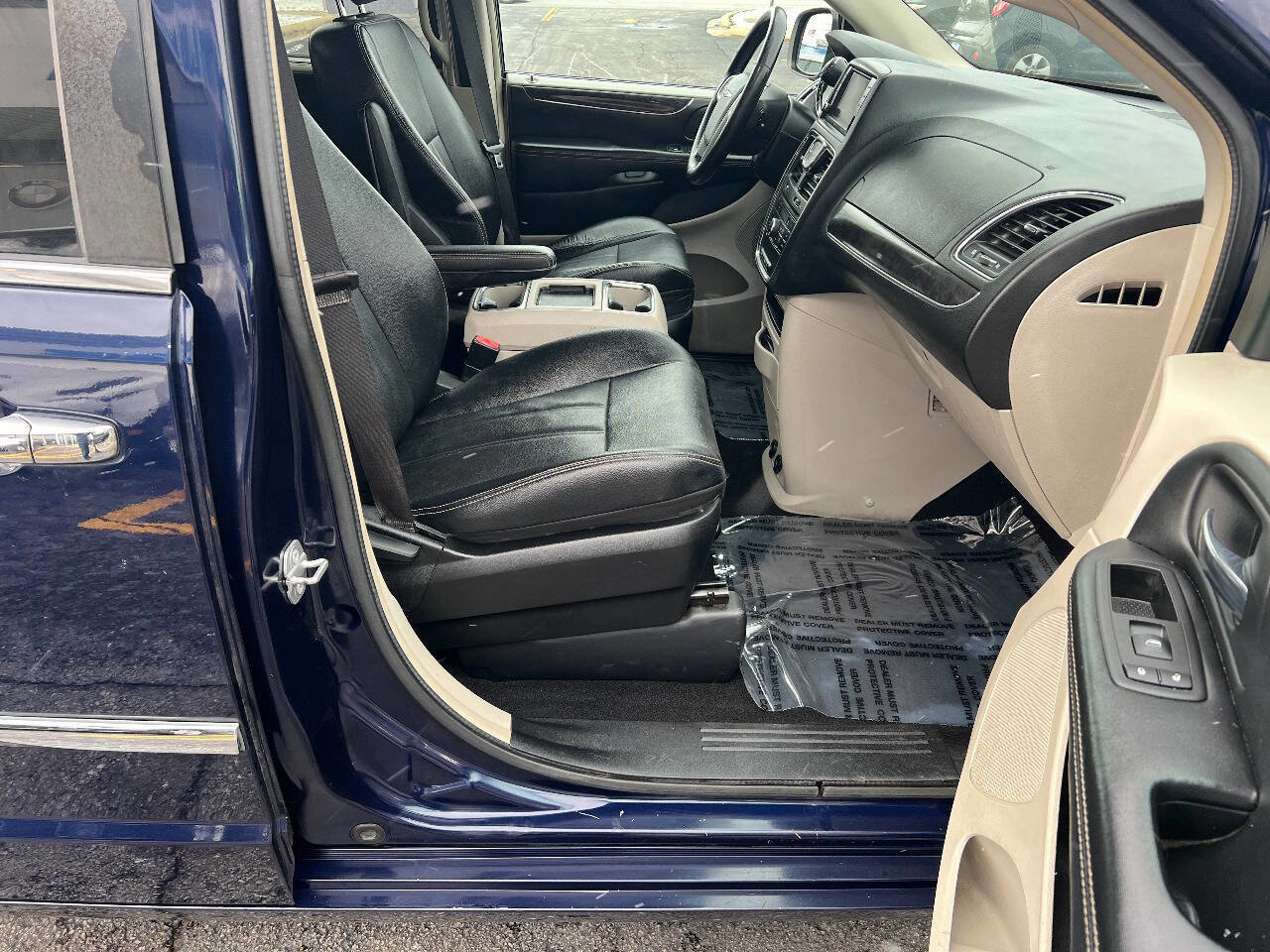 Used 2015 Chrysler Town & Country Touring w/ Driver Convenience Group image 29