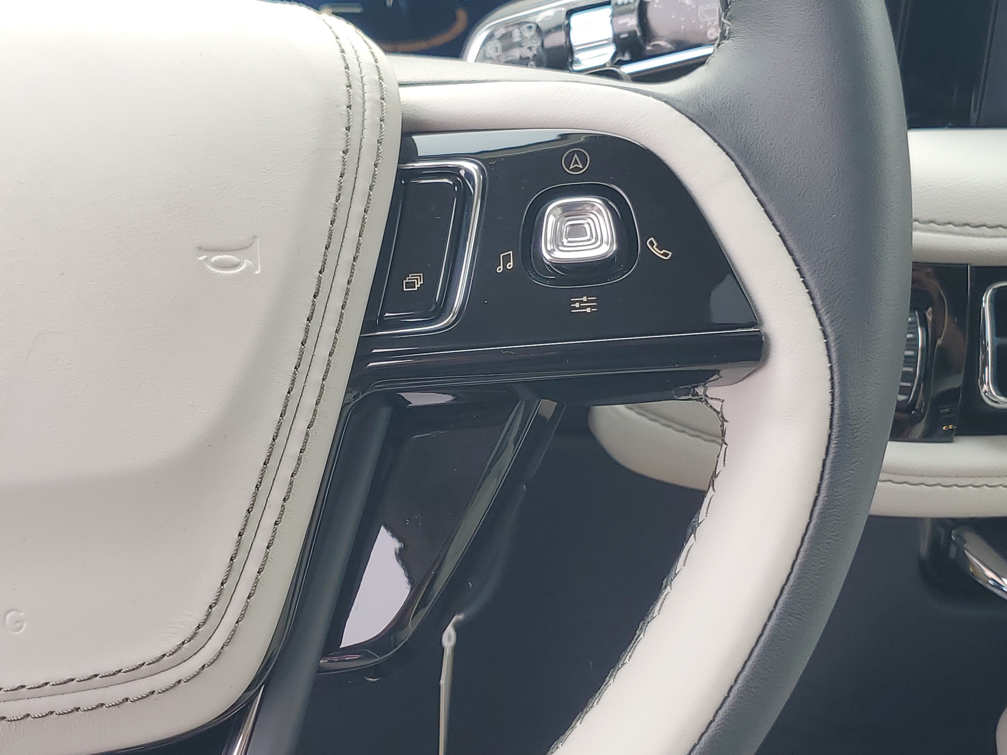 New 2026 Lincoln Aviator AWD image 17