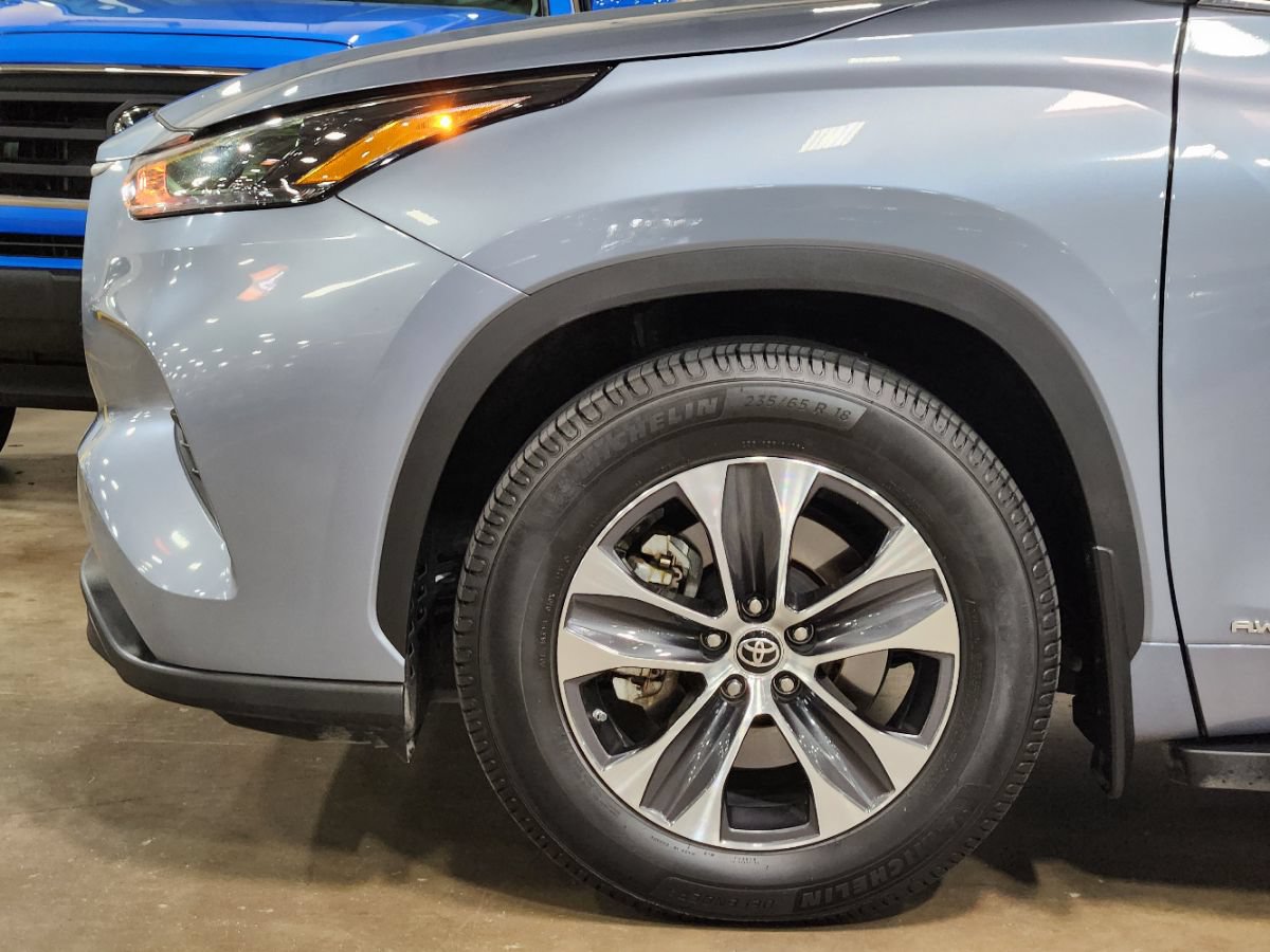 Used 2022 Toyota Highlander XLE AWD/4WD image 5