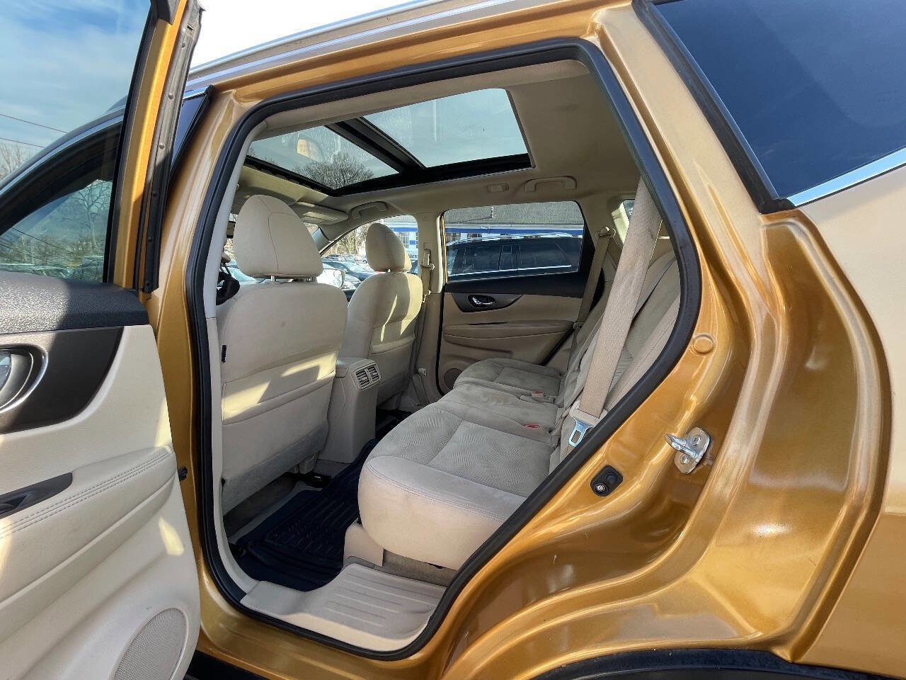 Used 2015 Nissan Rogue SV w/ SV Moonroof Package image 26