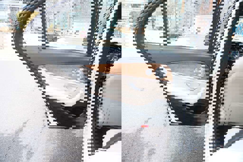 Used 2018 Mercedes-Benz E 300 w/ Premium 3 Package (Q03) image 24