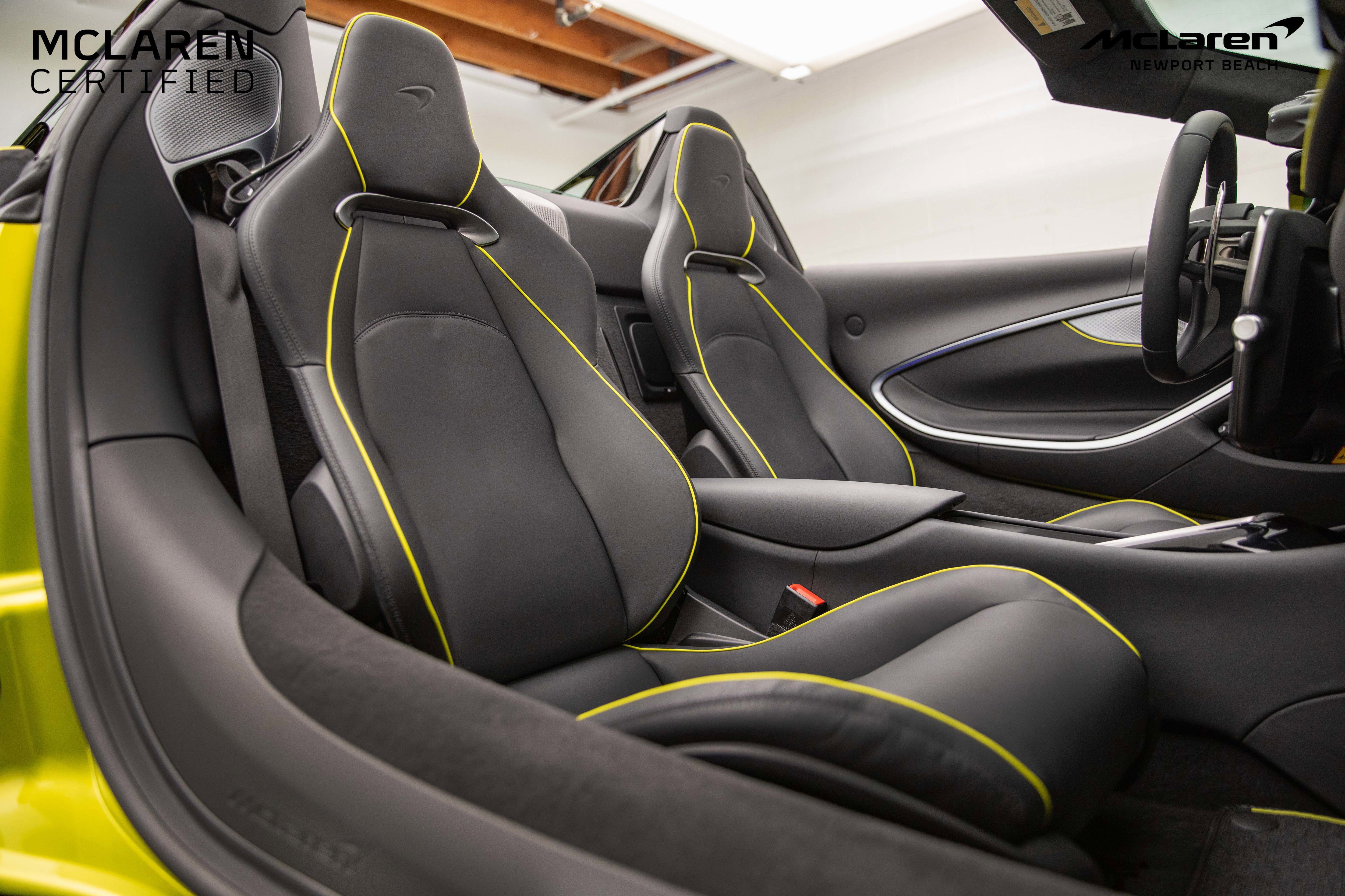 Used 2025 McLaren Artura Spider image 23