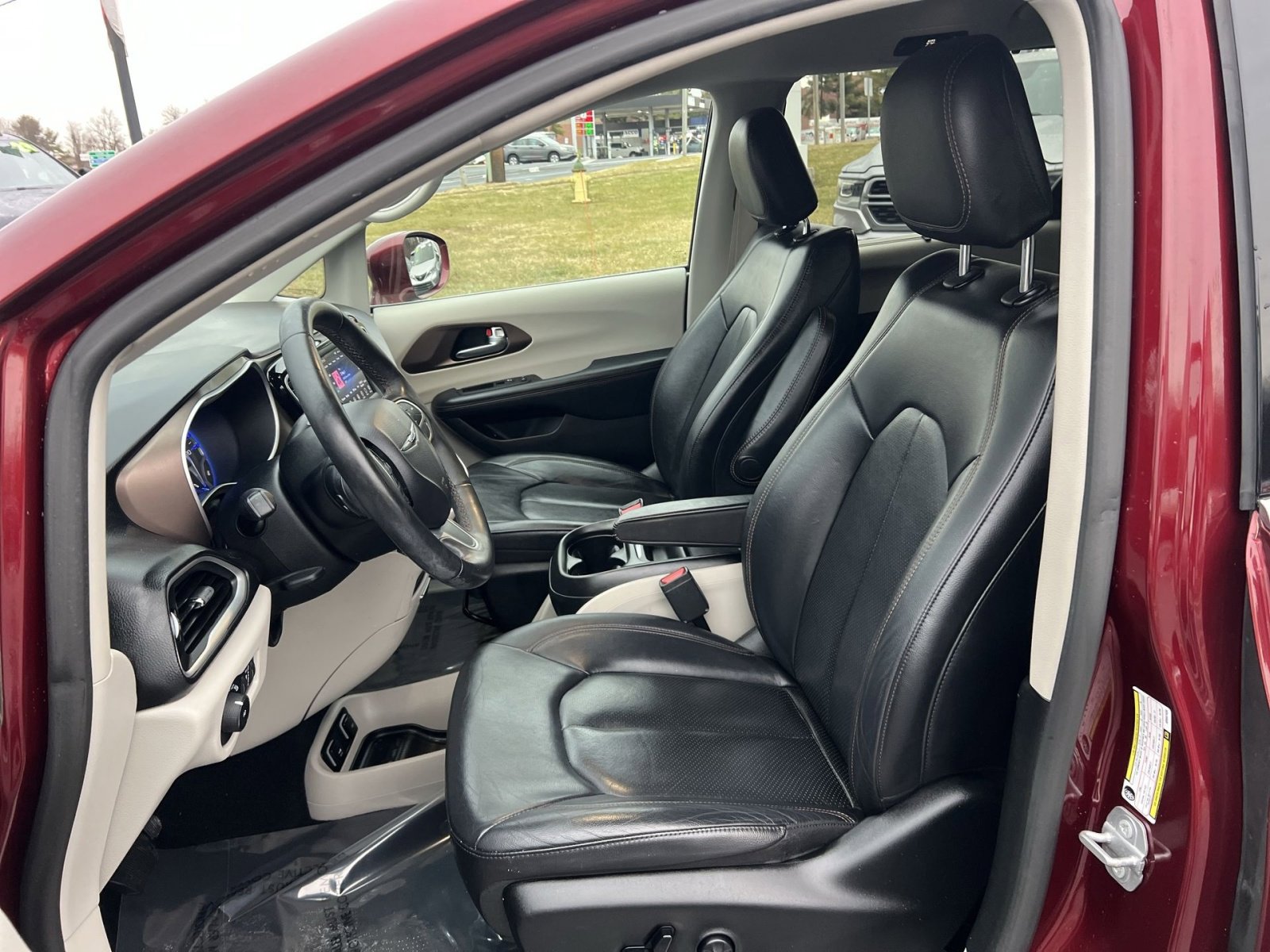 Used 2019 Chrysler Pacifica Touring-L image 13