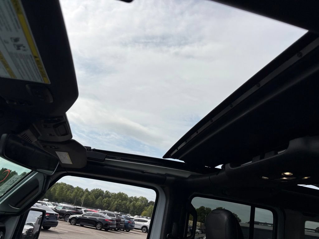 Used 2022 Jeep Wrangler Unlimited Sahara w/ Cold Weather Group AWD/4WD image 15