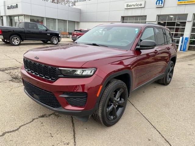 Used 2024 Jeep Grand Cherokee Altitude image 9