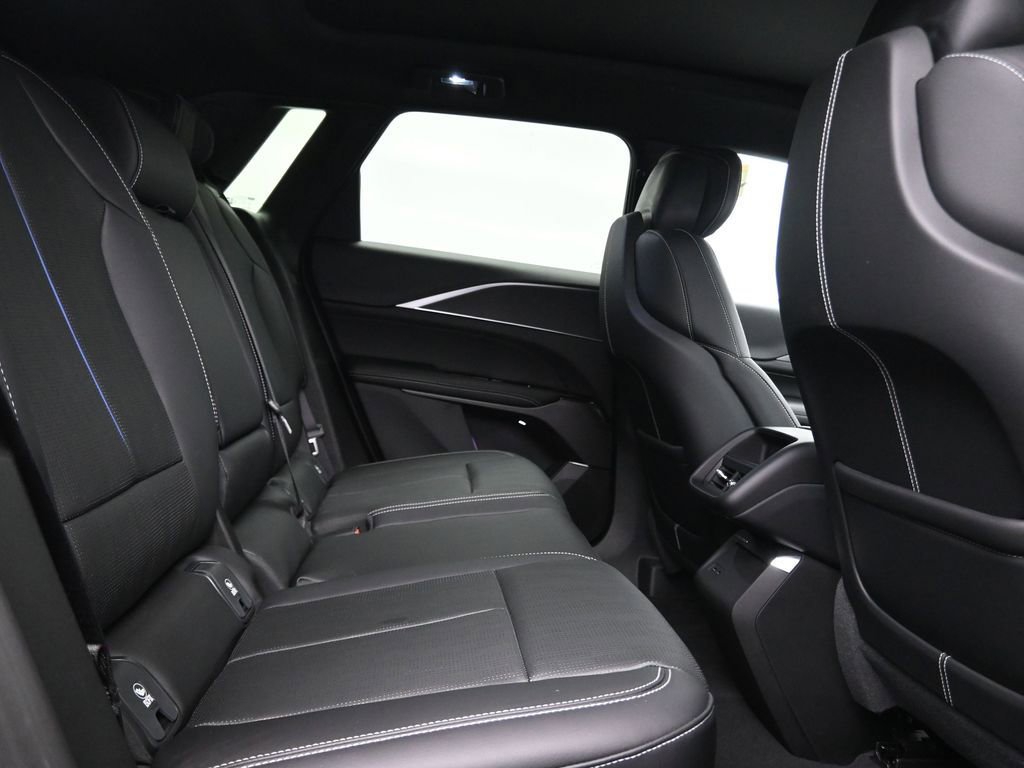 Used 2025 Cadillac Lyriq Luxury image 17