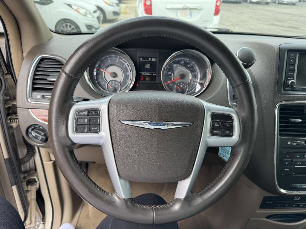 Used 2014 Chrysler Town & Country Touring-L image 14