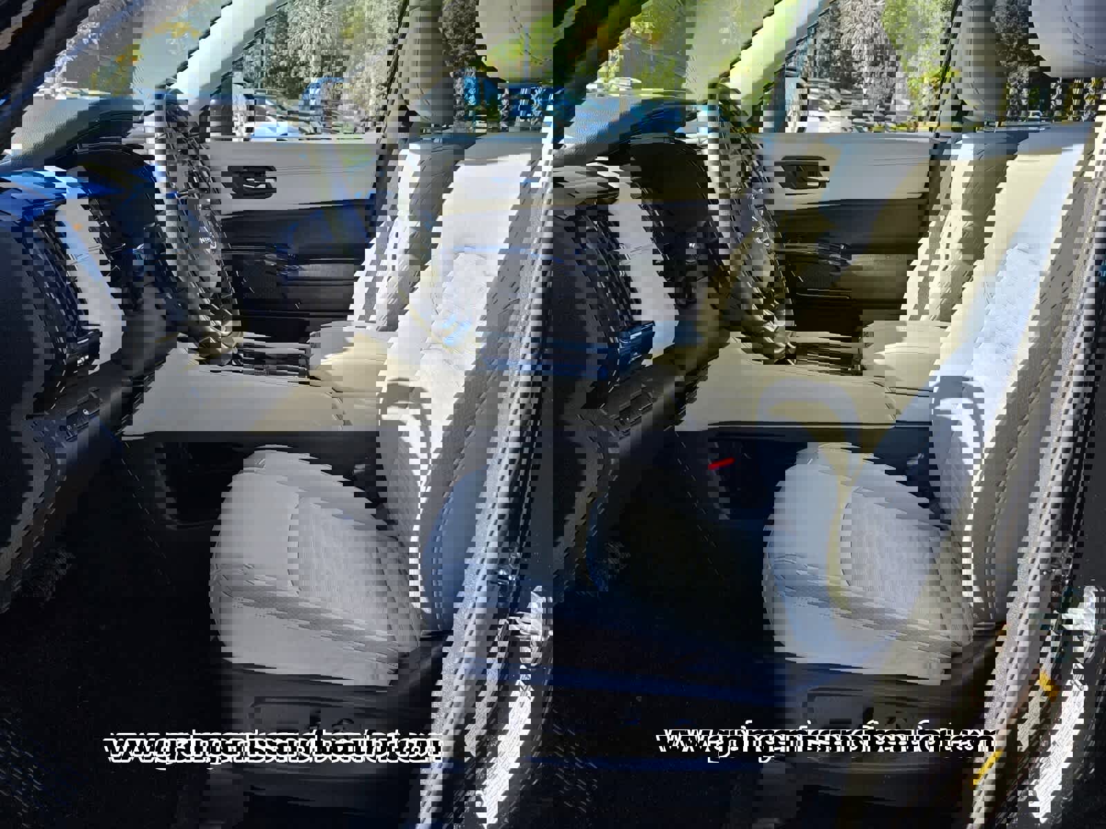 Used 2022 Nissan Pathfinder SV image 3