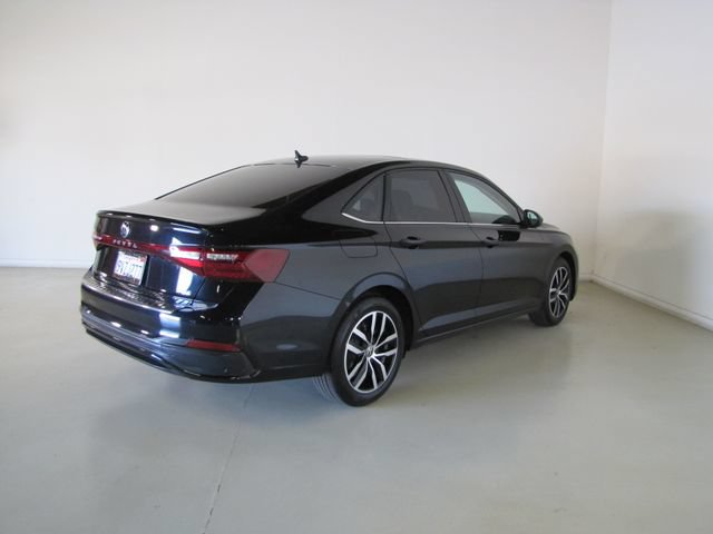 Used 2025 Volkswagen Jetta SE FWD image 25