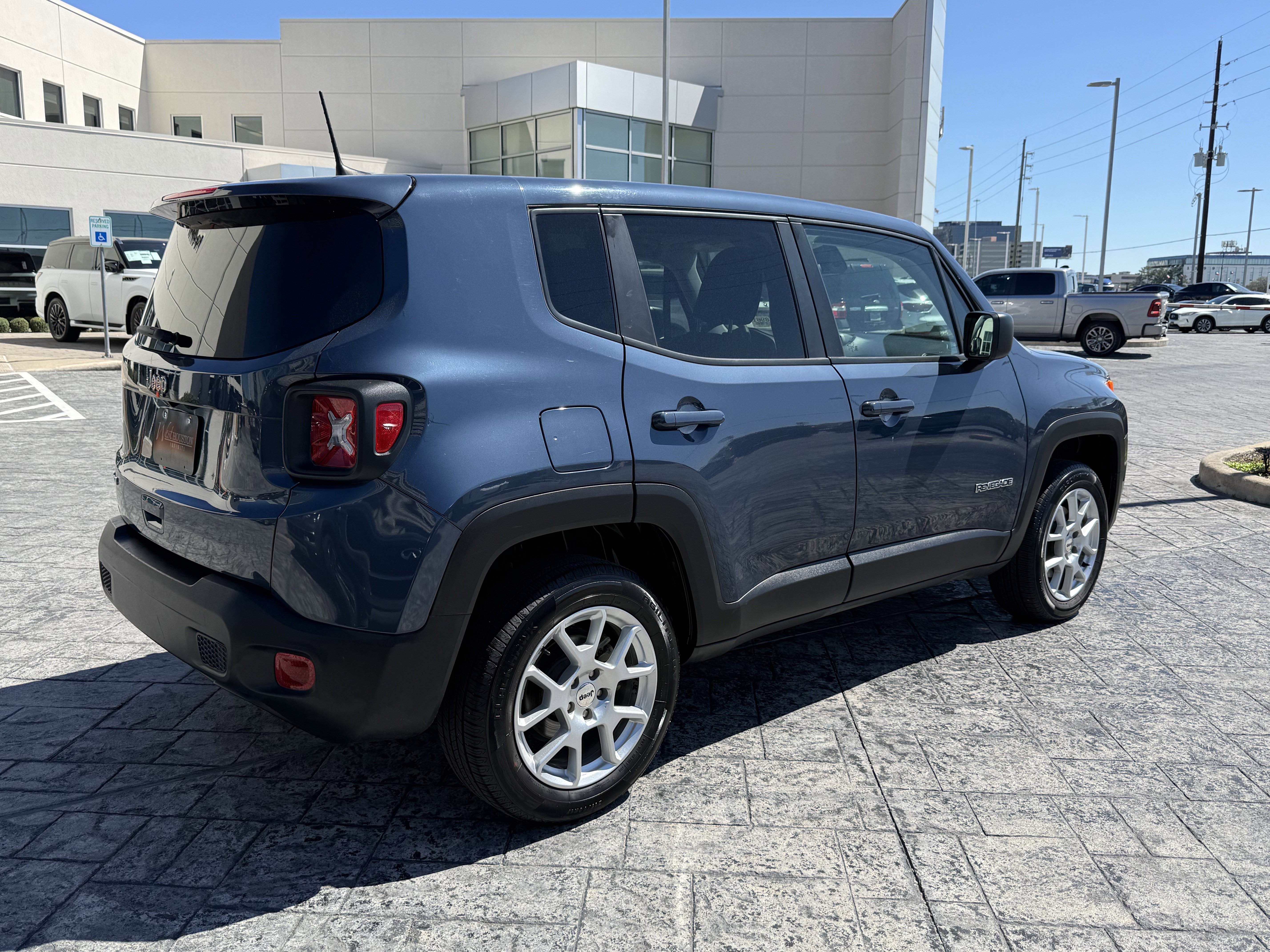 Used 2023 Jeep Renegade Latitude AWD/4WD image 7