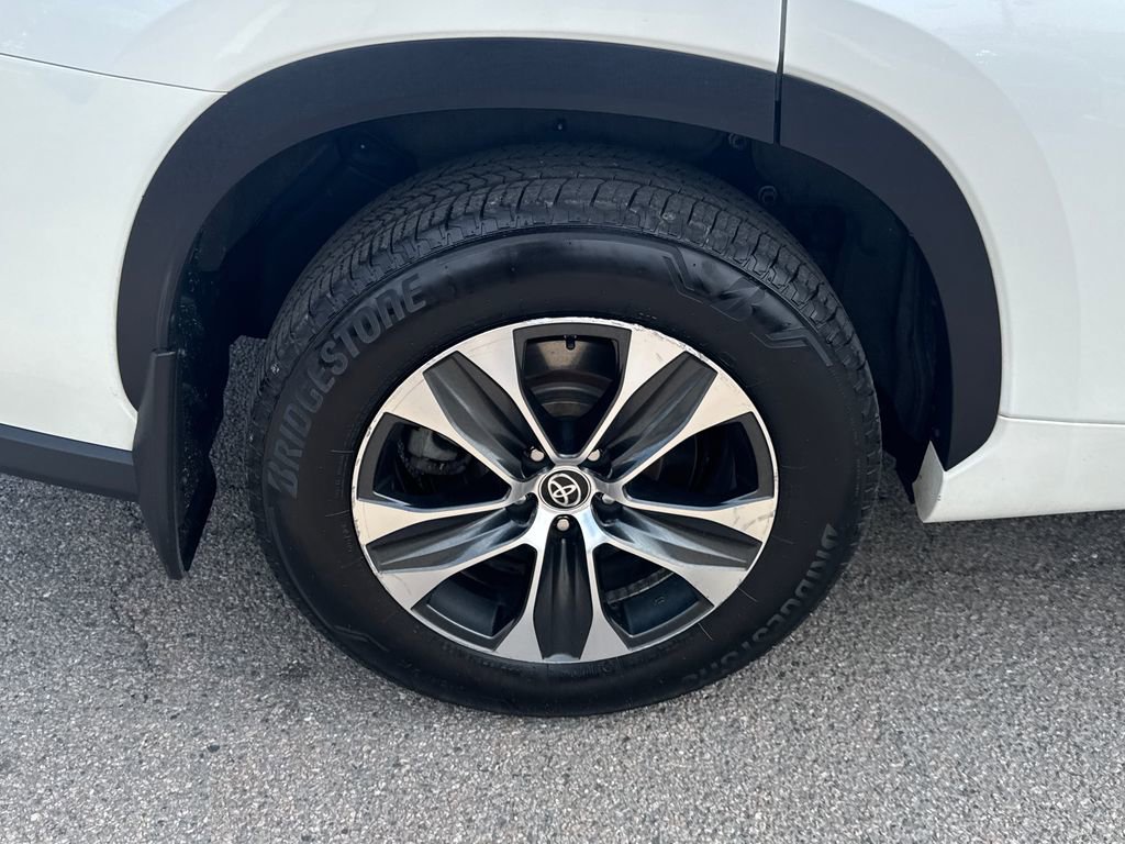 Used 2021 Toyota Highlander XLE AWD/4WD image 46
