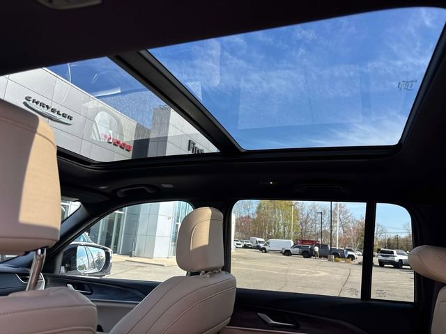 Used 2024 Jeep Grand Cherokee Limited w/ Black Appearance Package image 10