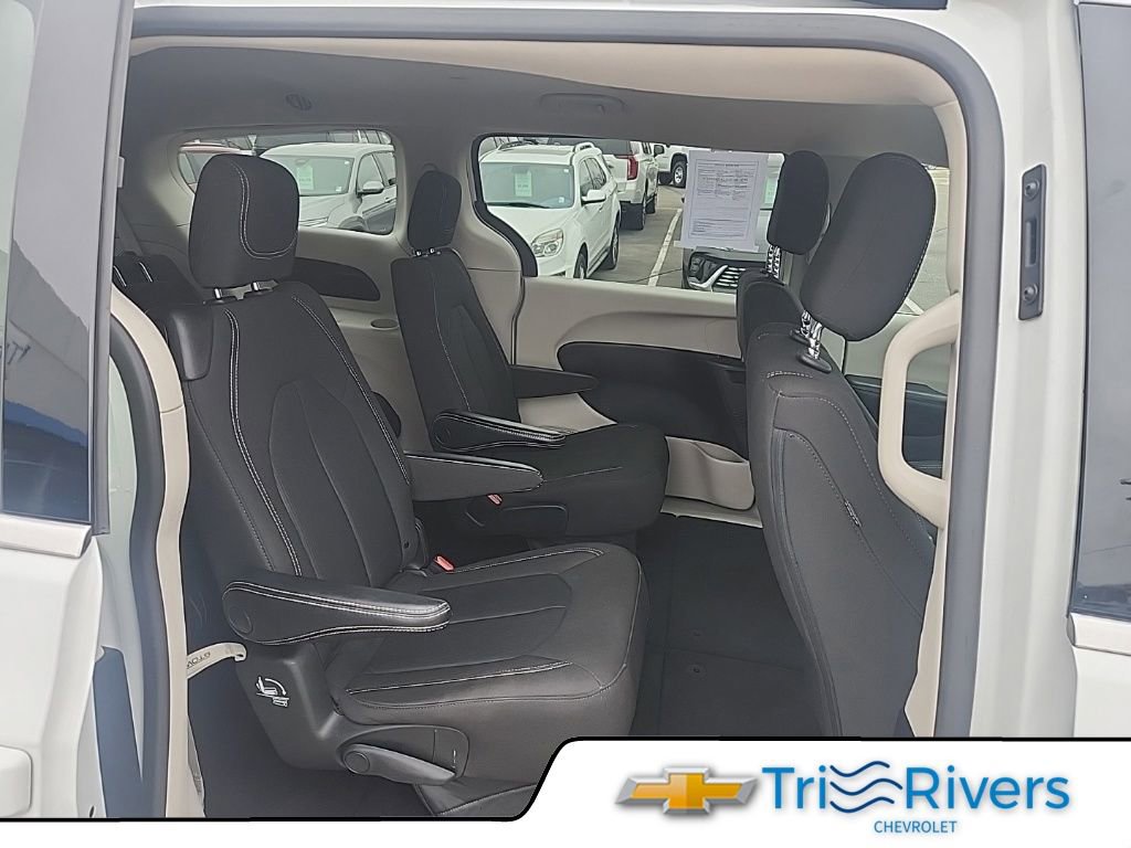Used 2023 Chrysler Voyager LX image 12