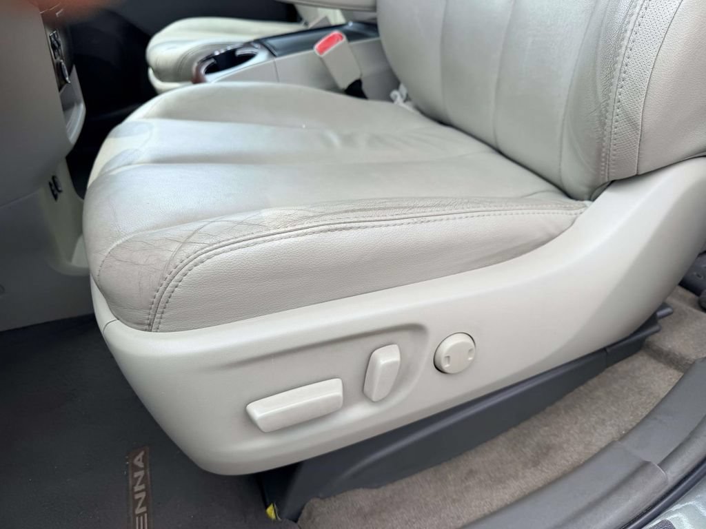 Used 2013 Toyota Sienna XLE FWD image 18