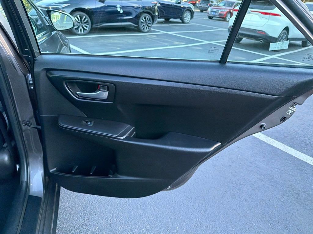 Used 2015 Toyota Camry SE FWD image 11