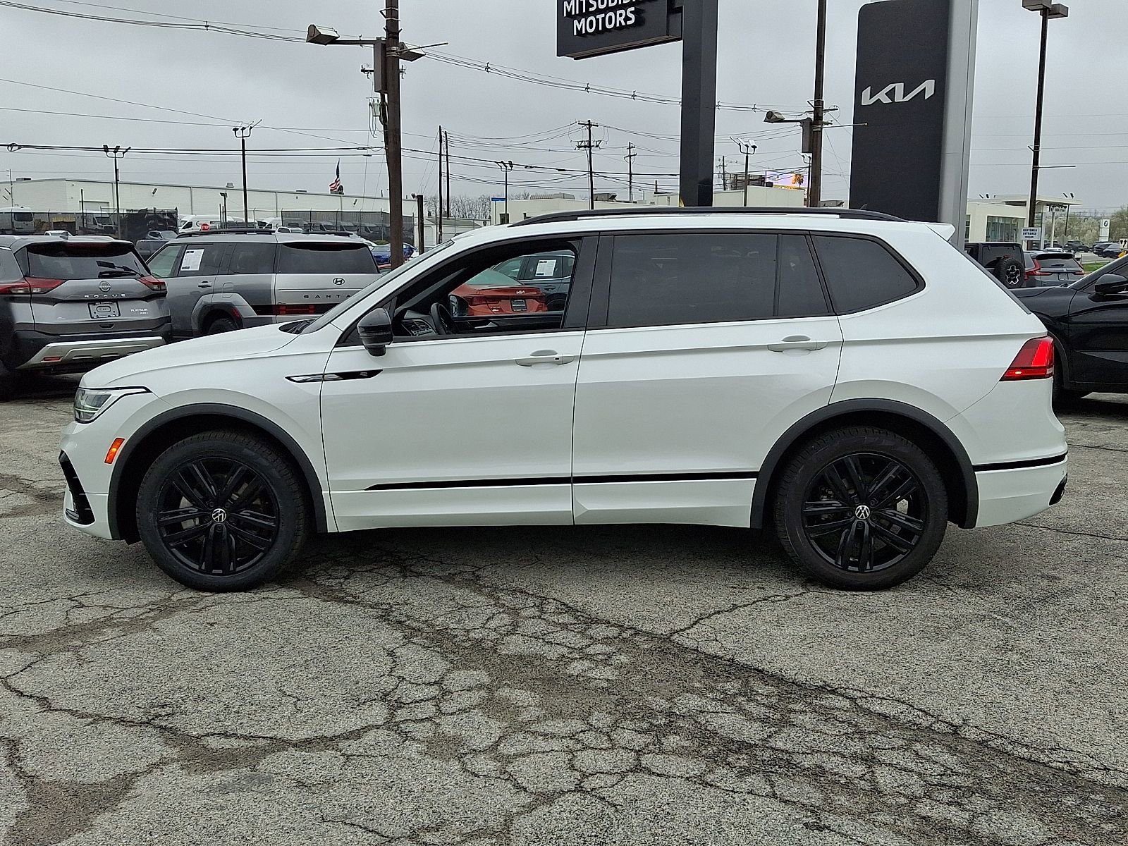 Used 2022 Volkswagen Tiguan SE R-Line image 4