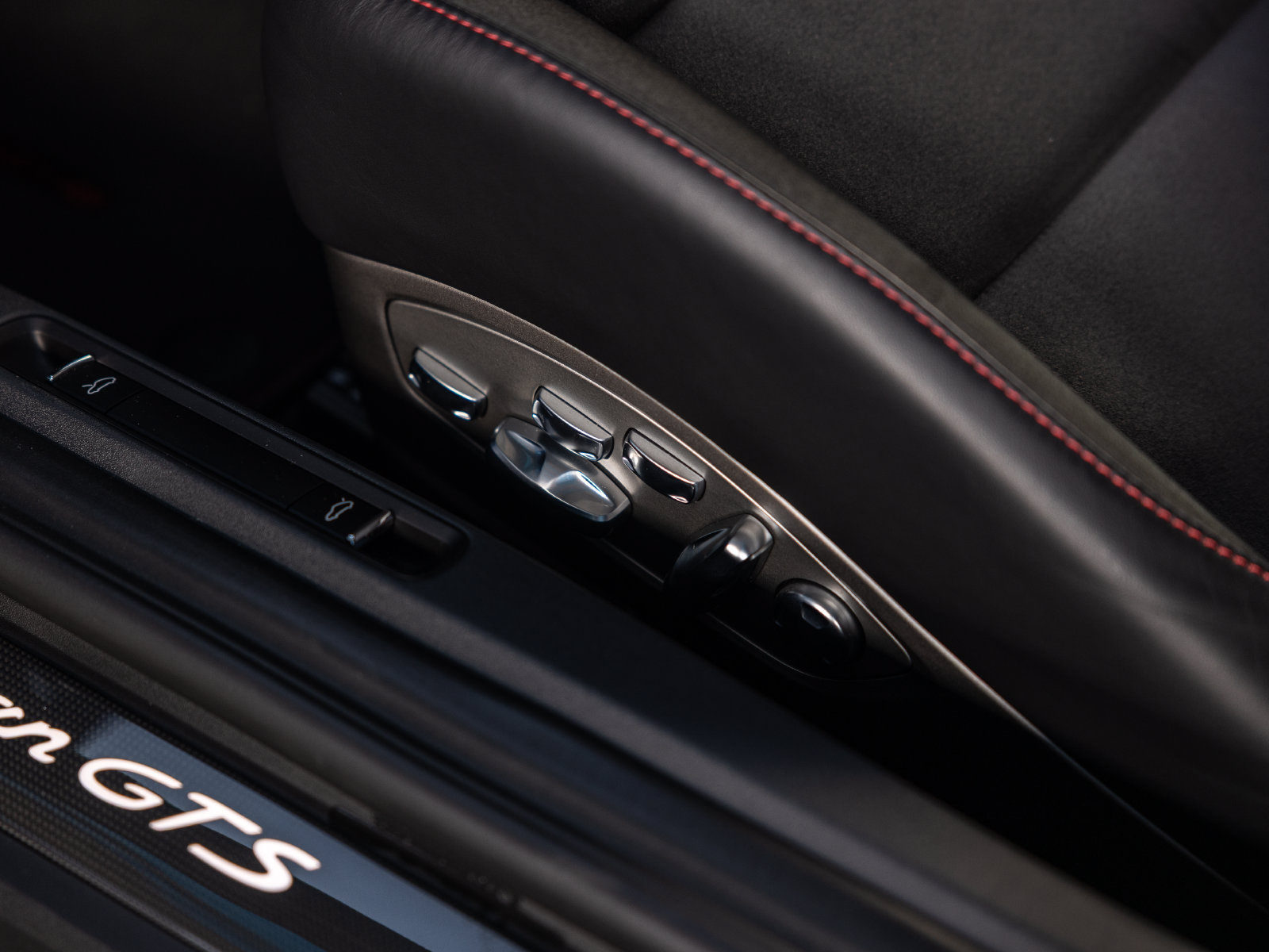 Certified 2025 Porsche 718 Cayman GTS RWD image 28