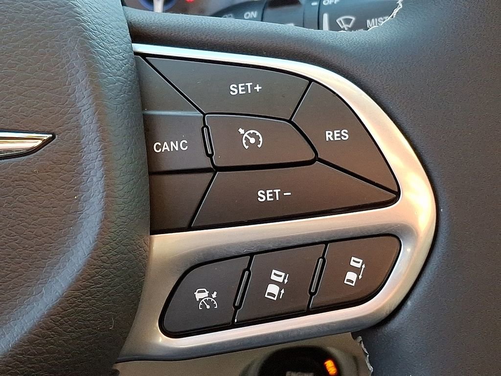 Used 2023 Chrysler Pacifica Touring-L image 19