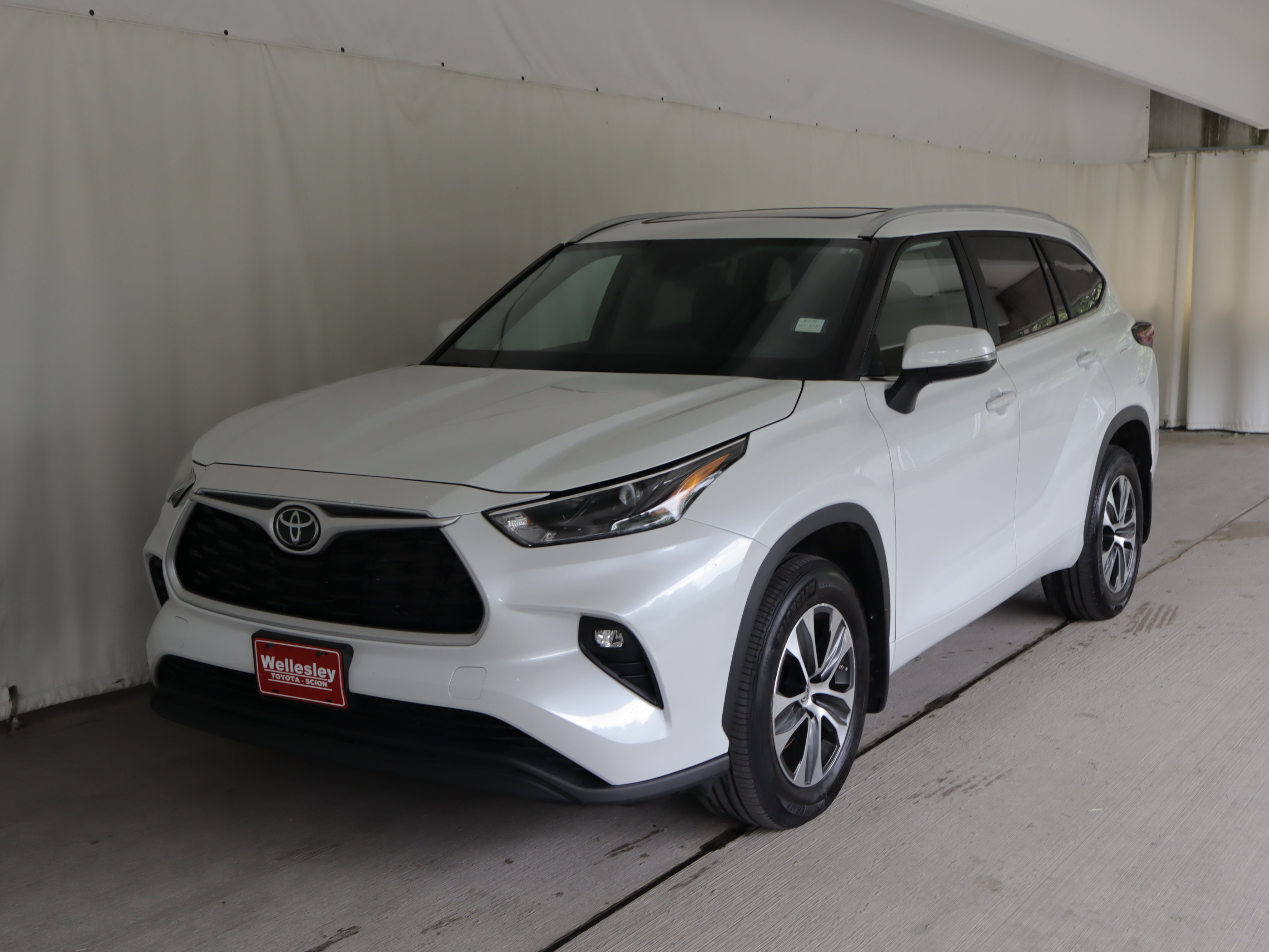 Used 2023 Toyota Highlander XLE AWD/4WD image 23