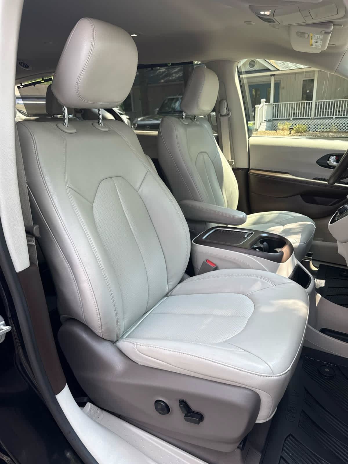 Used 2021 Chrysler Pacifica Touring-L w/ Premium & Safety Sphere Group FWD image 19