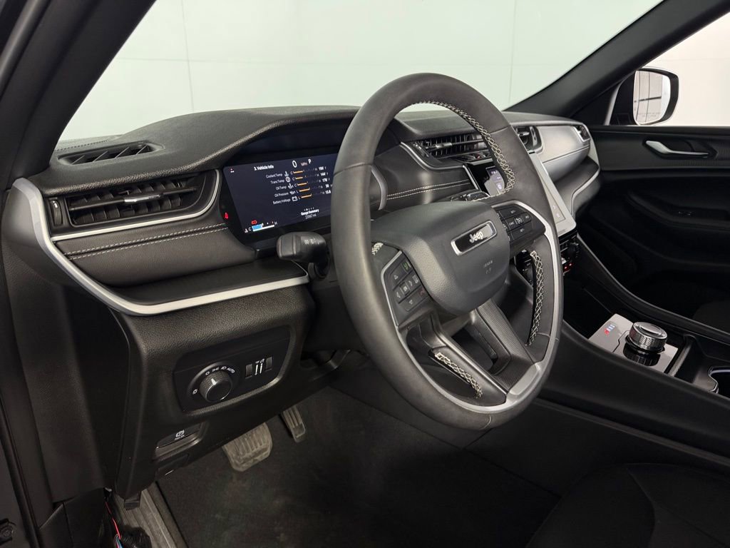 Used 2025 Jeep Grand Cherokee Laredo w/ Luxury Tech Group I image 21