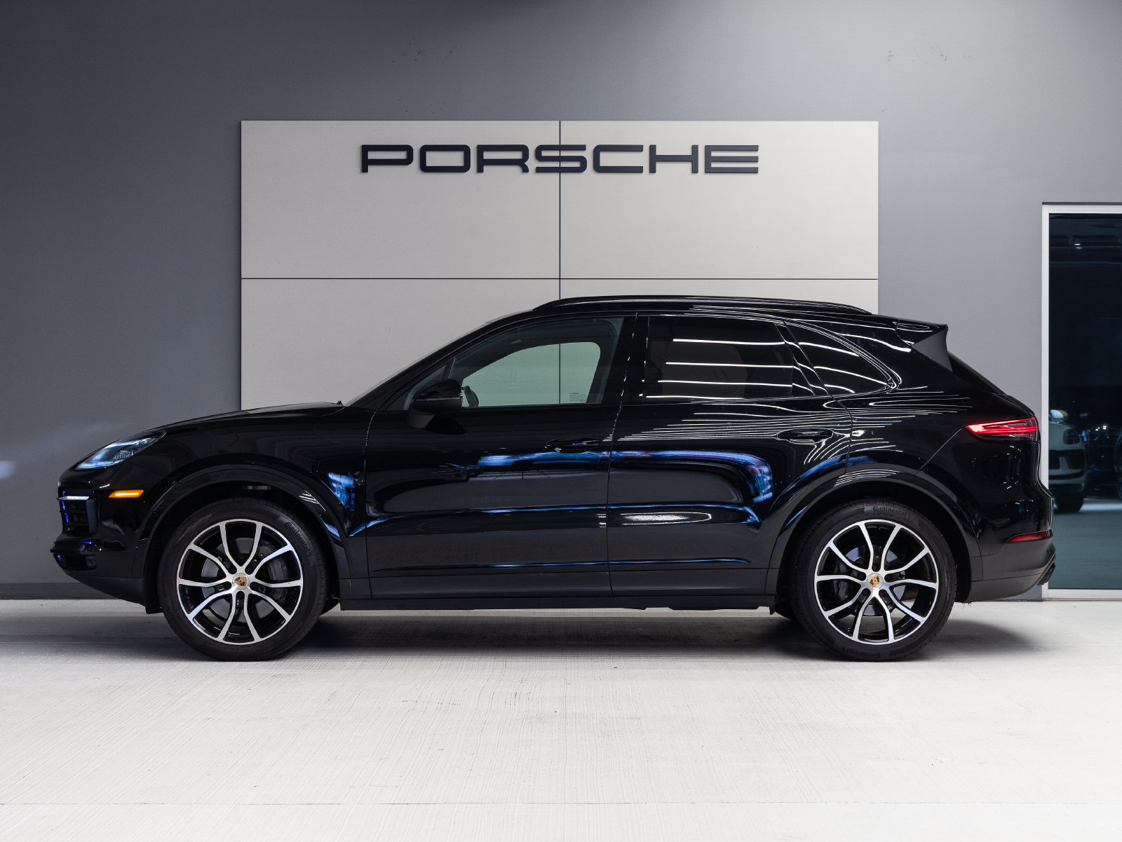 Certified 2023 Porsche Cayenne S Platinum AWD/4WD image 2