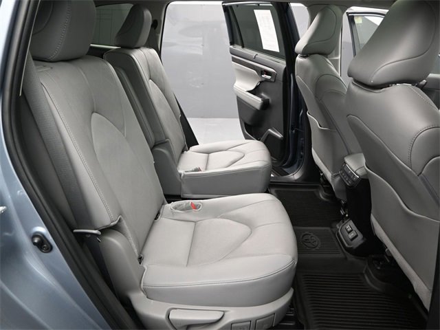 Used 2024 Toyota Highlander Platinum image 17