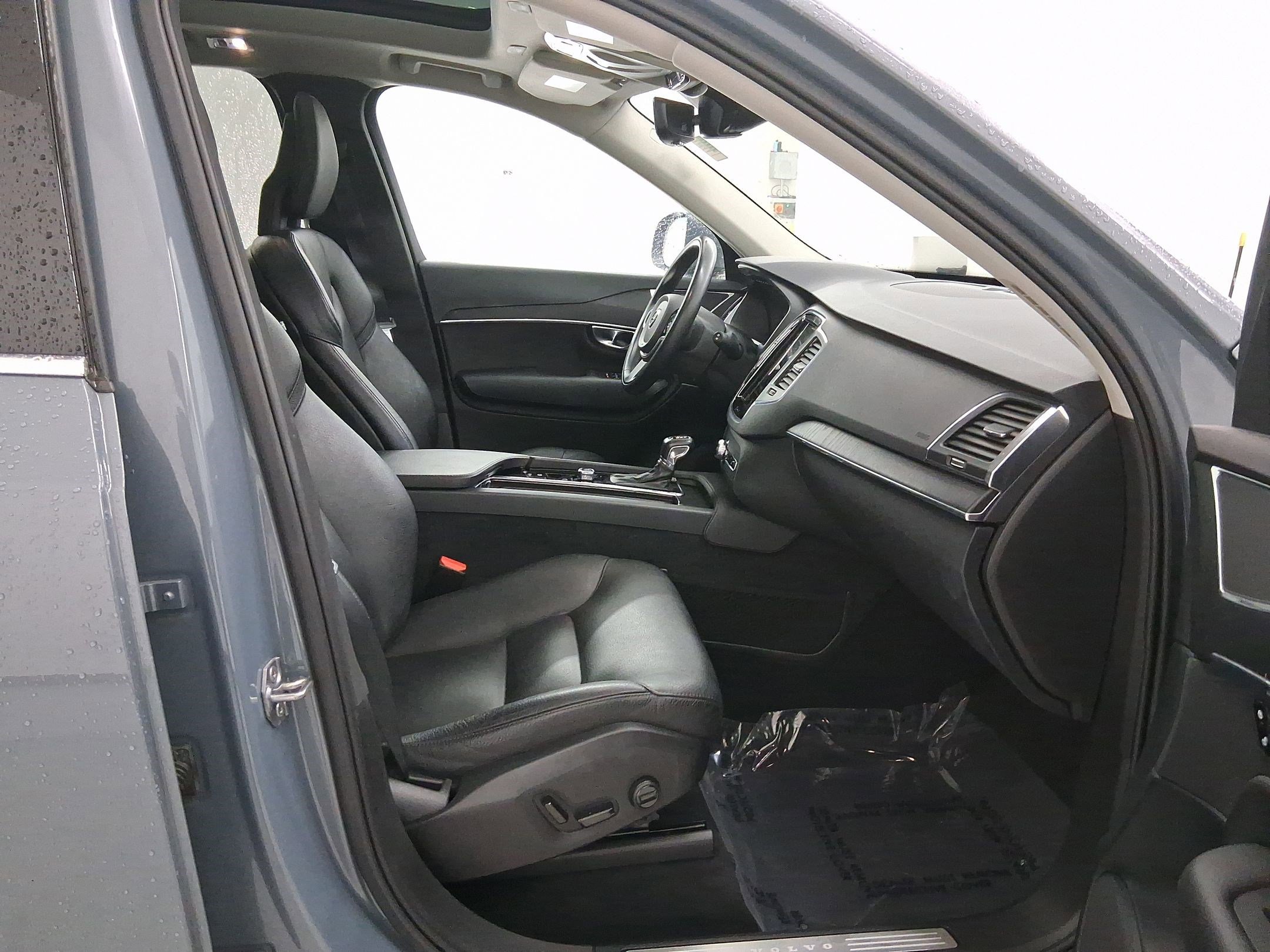 Used 2020 Volvo XC90 T6 Momentum w/ Protection Package image 32