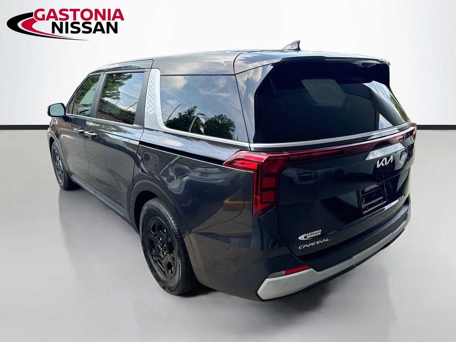 Used 2025 Kia Carnival FWD image 6