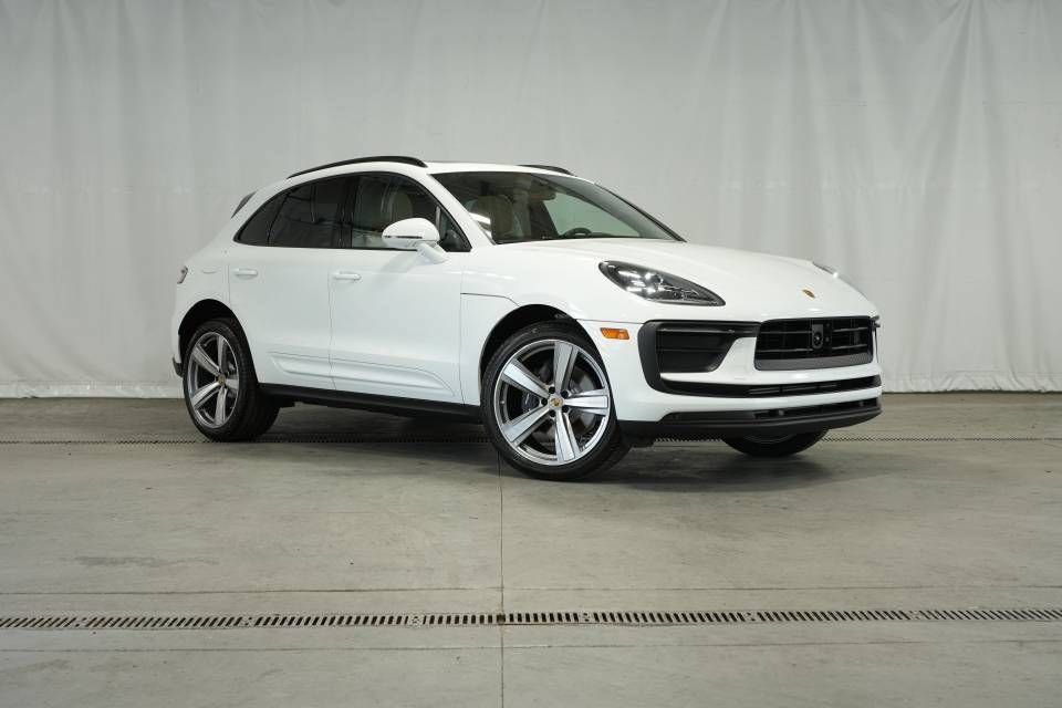 Certified 2025 Porsche Macan AWD/4WD image 9
