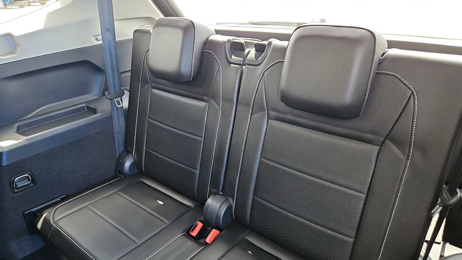 Used 2021 Volkswagen Tiguan SE w/ Panoramic Sunroof Package FWD image 26