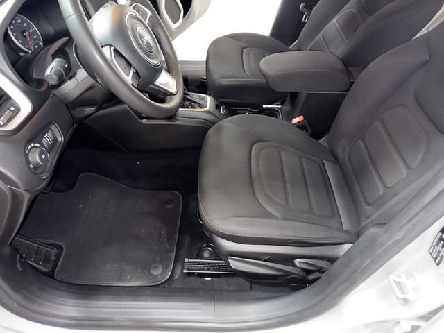 Used 2021 Jeep Renegade Latitude FWD image 11
