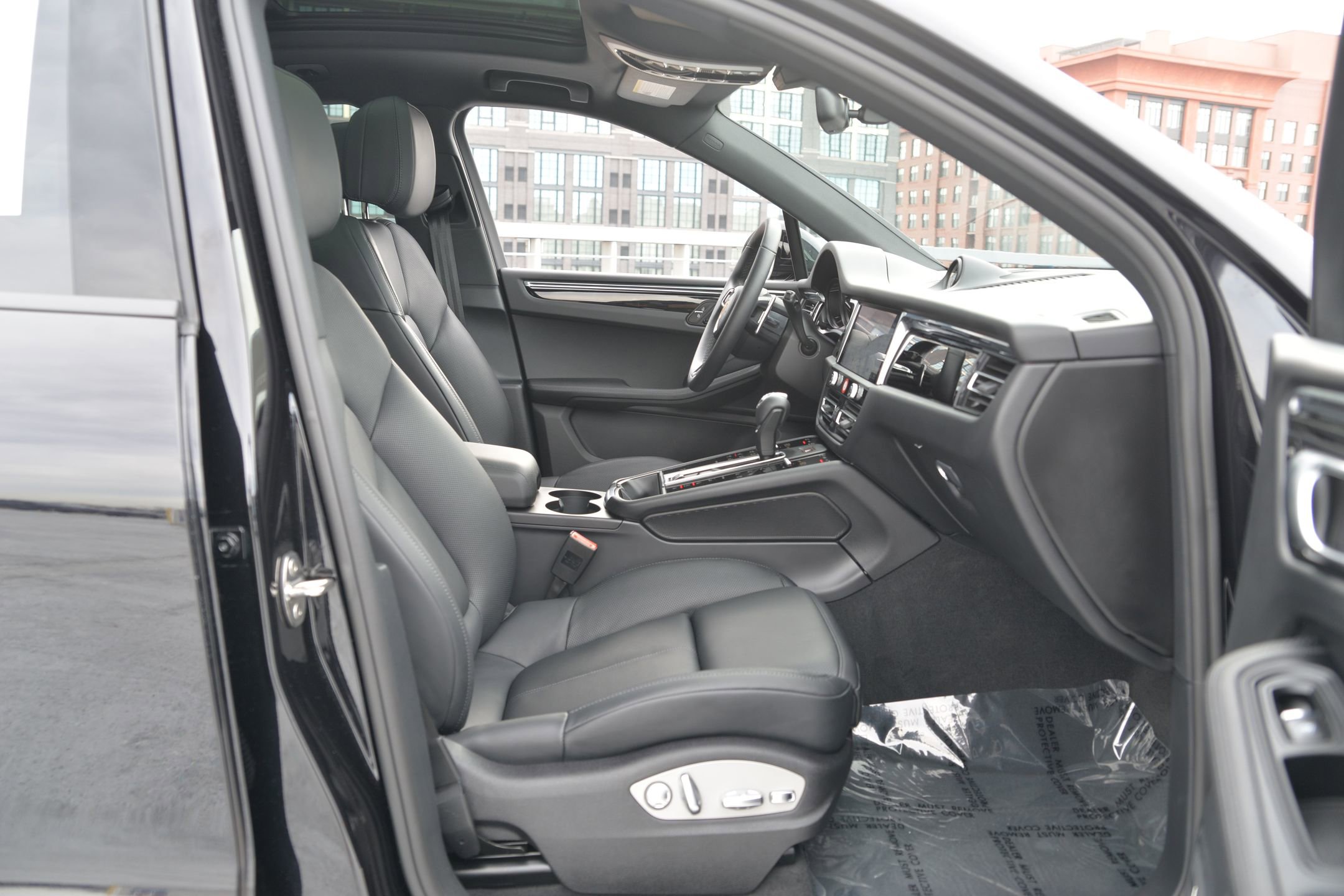 Certified 2025 Porsche Macan image 22