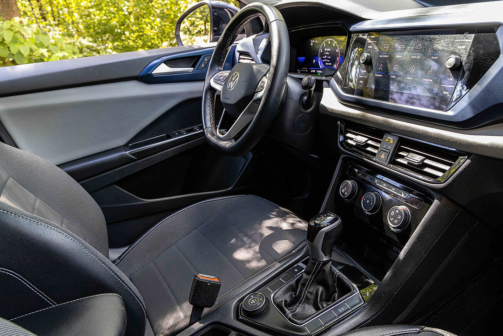 Used 2023 Volkswagen Taos SE w/ Panoramic Sunroof Package image 26