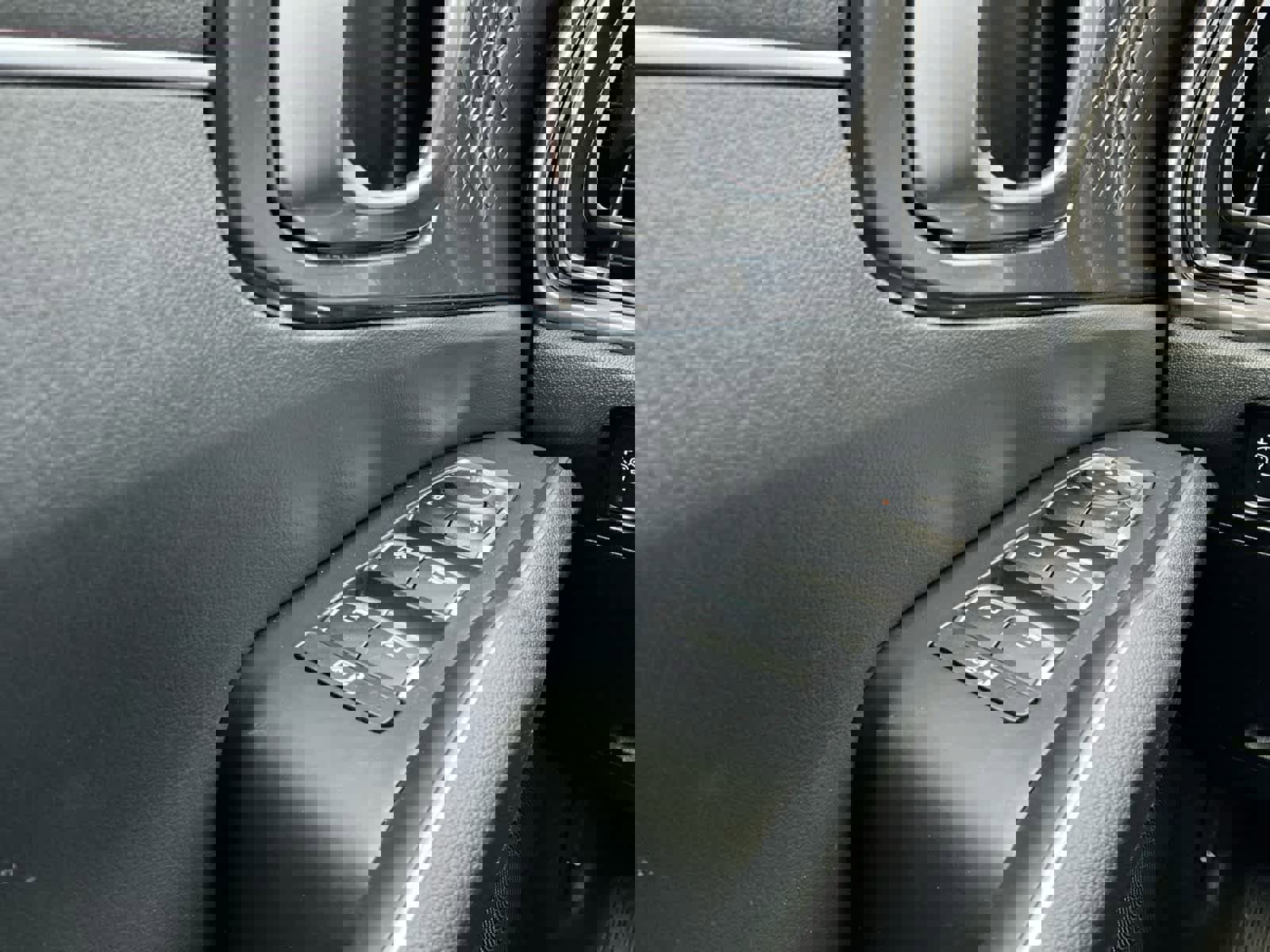 Used 2025 Kia Sorento LX FWD image 20