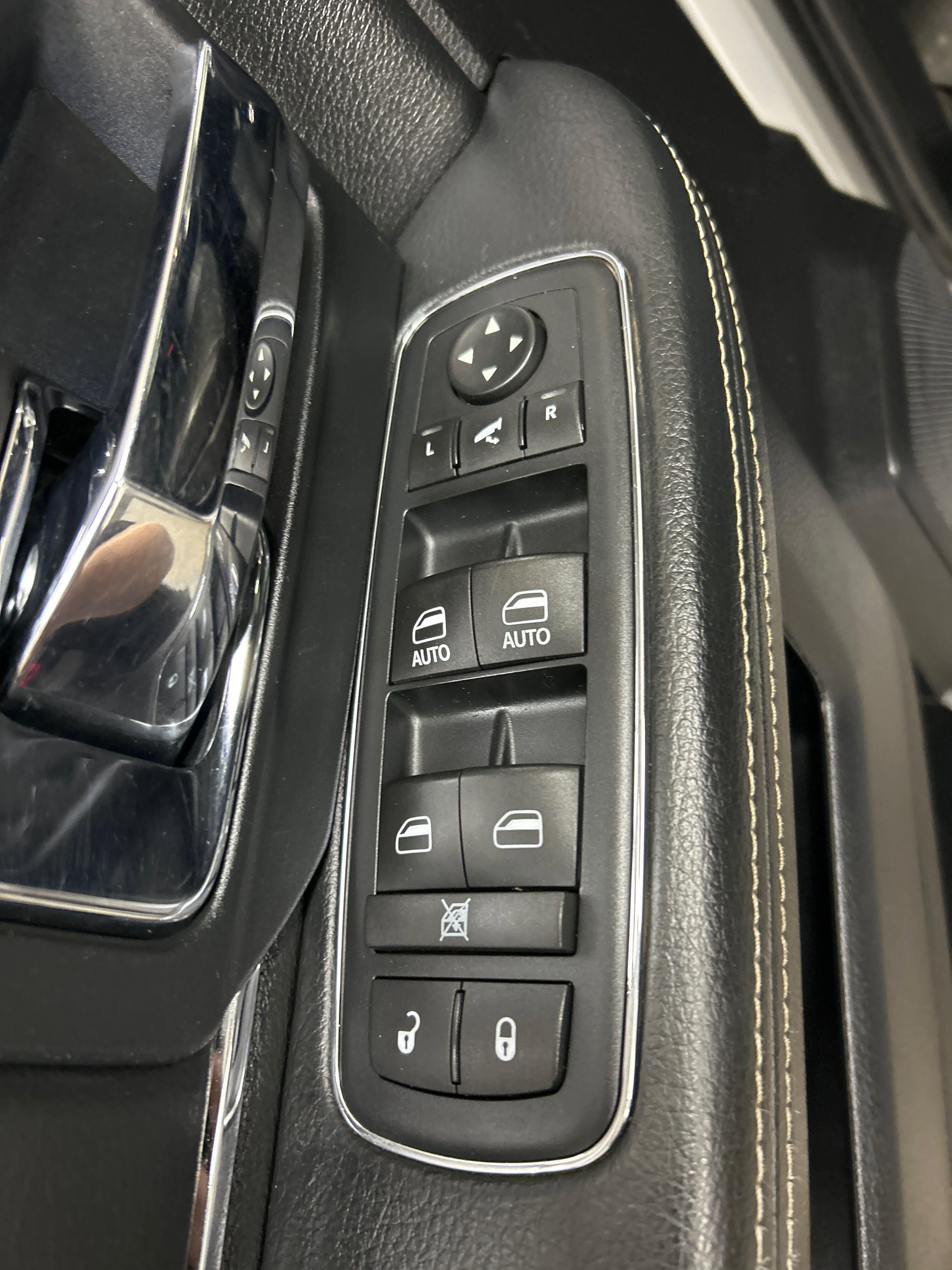 Used 2016 RAM 3500 Laramie w/ Convenience Group AWD/4WD image 9