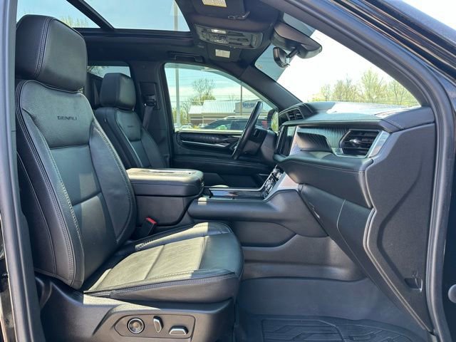 Used 2023 GMC Yukon XL Denali w/ Advanced Technology Package AWD/4WD image 7
