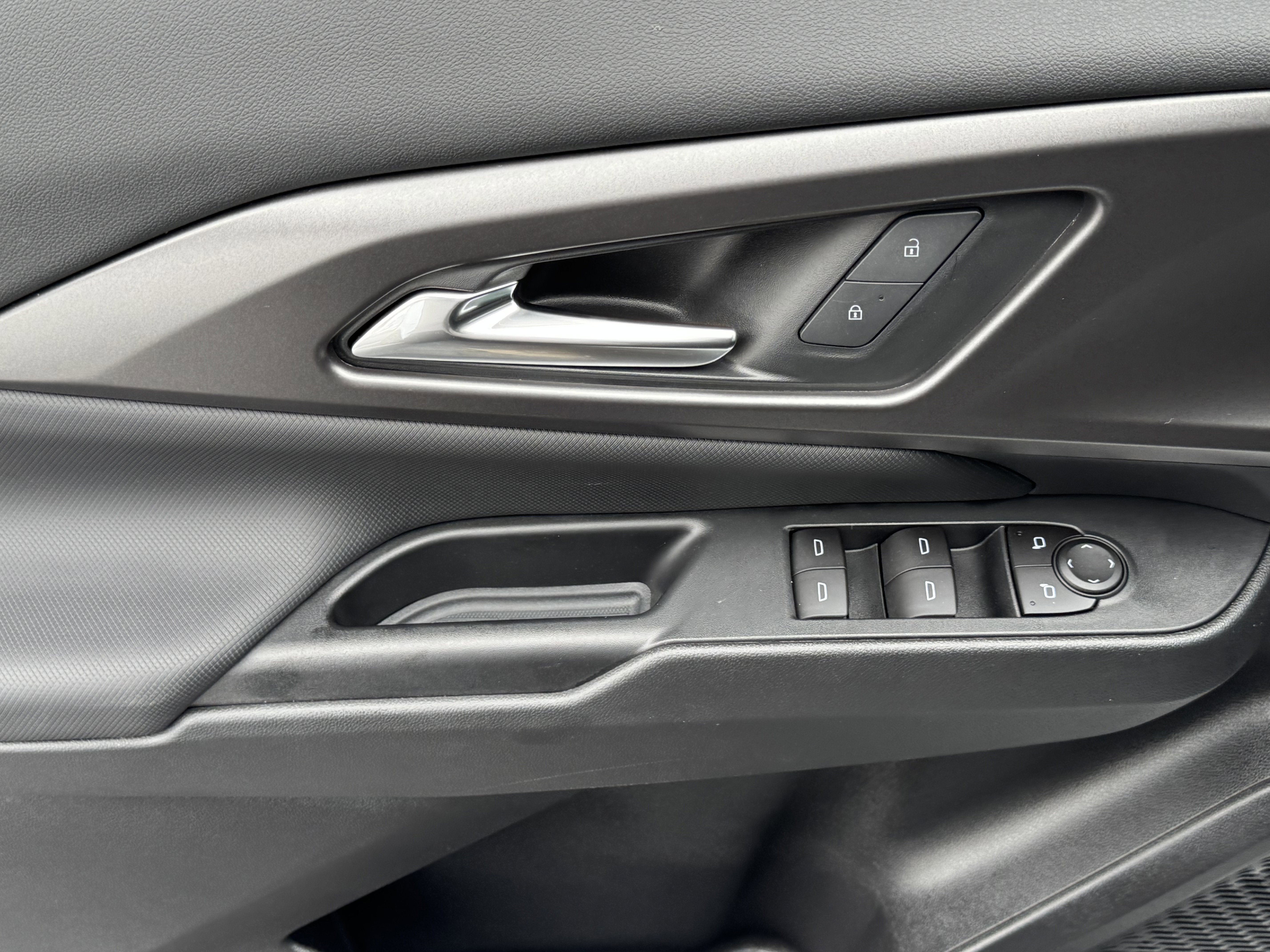 Used 2025 Chevrolet Equinox EV LT image 20