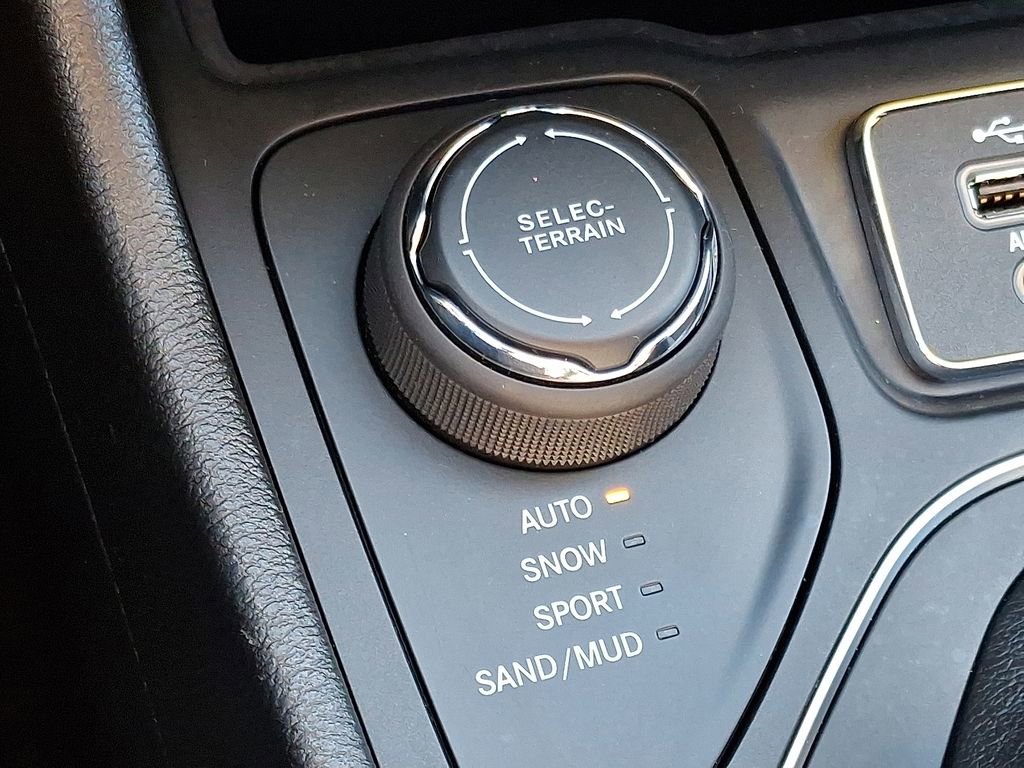 Used 2019 Jeep Cherokee Latitude Plus image 24