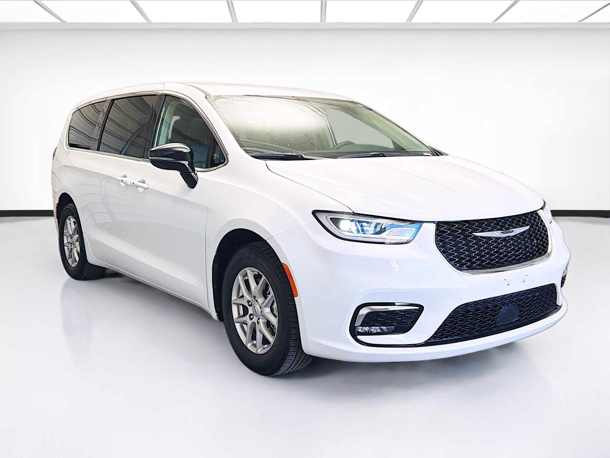 Used 2024 Chrysler Pacifica Touring-L FWD image 3