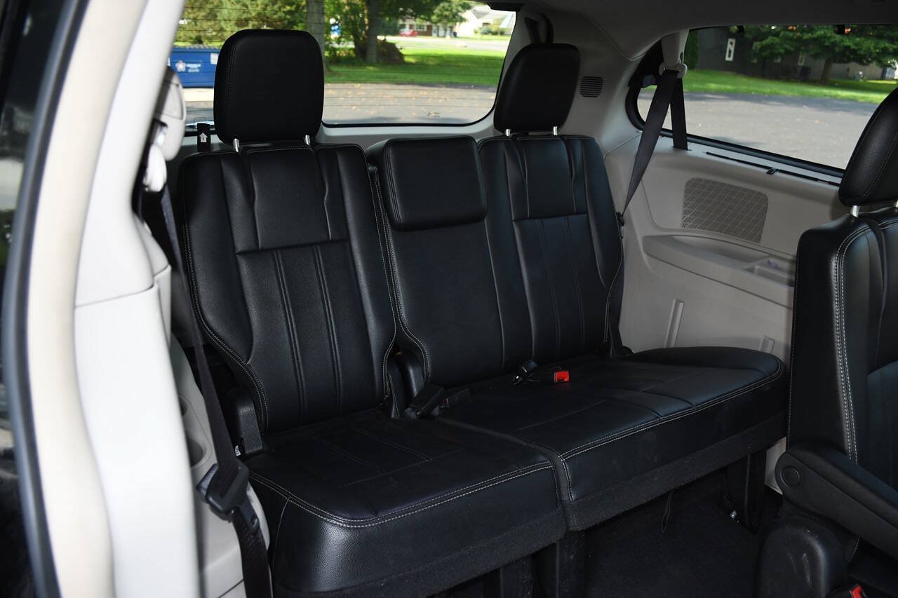 Used 2015 Chrysler Town & Country Touring-L w/ Driver Convenience Group FWD image 24