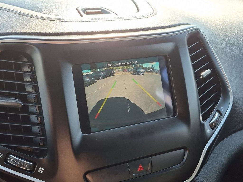 Used 2019 Jeep Cherokee Latitude Plus FWD image 19