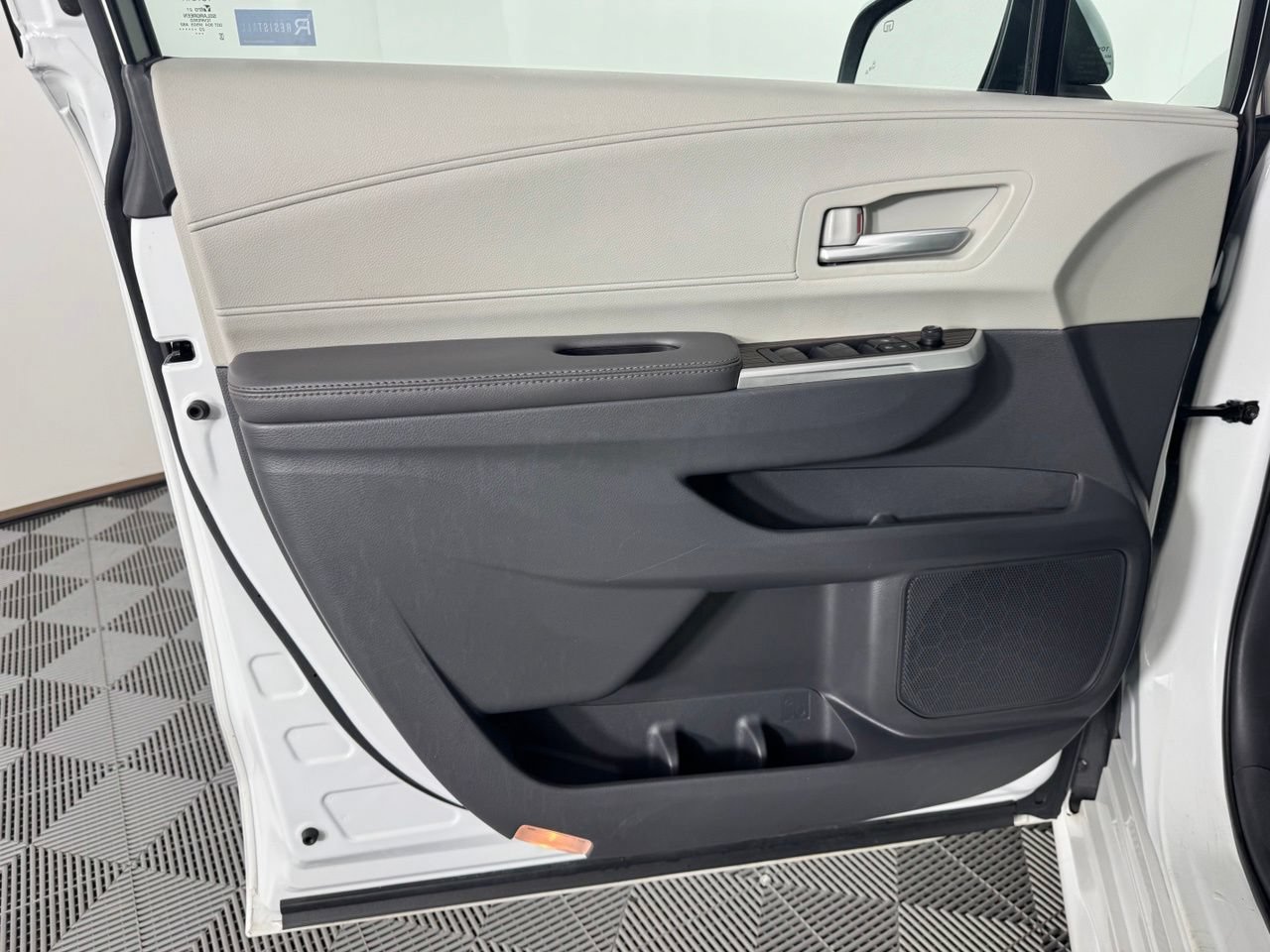 Used 2023 Toyota Sienna XLE FWD image 9