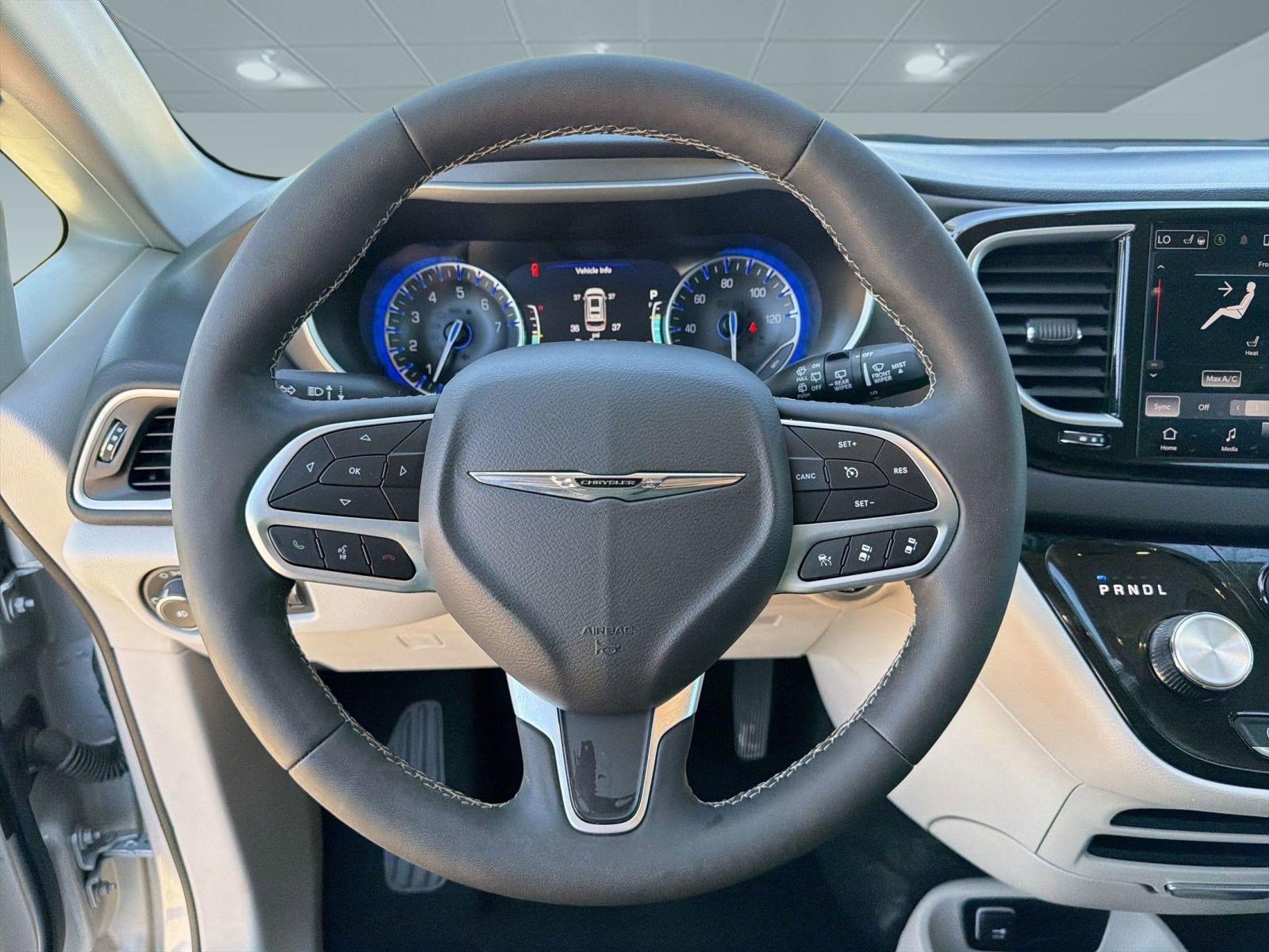 Certified 2024 Chrysler Pacifica Touring-L FWD image 17
