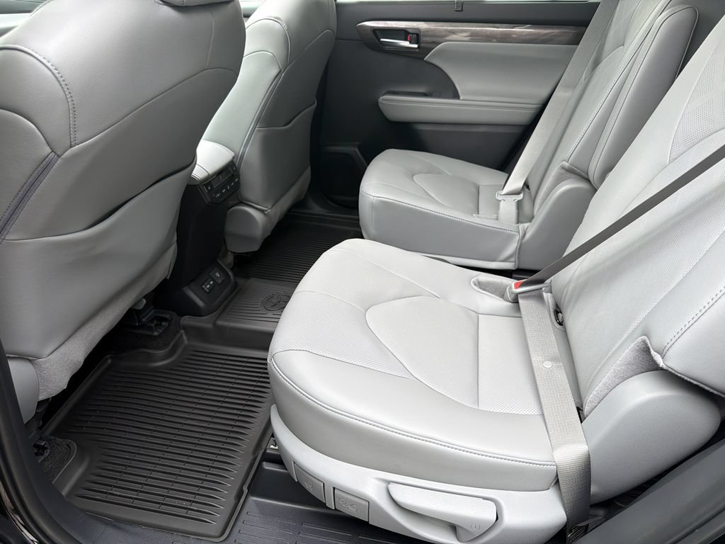 New 2026 Toyota Highlander Platinum AWD/4WD image 18