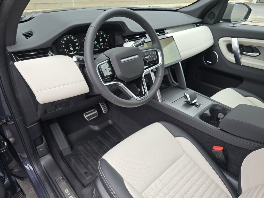 New 2025 Land Rover Discovery Sport Dynamic SE image 28