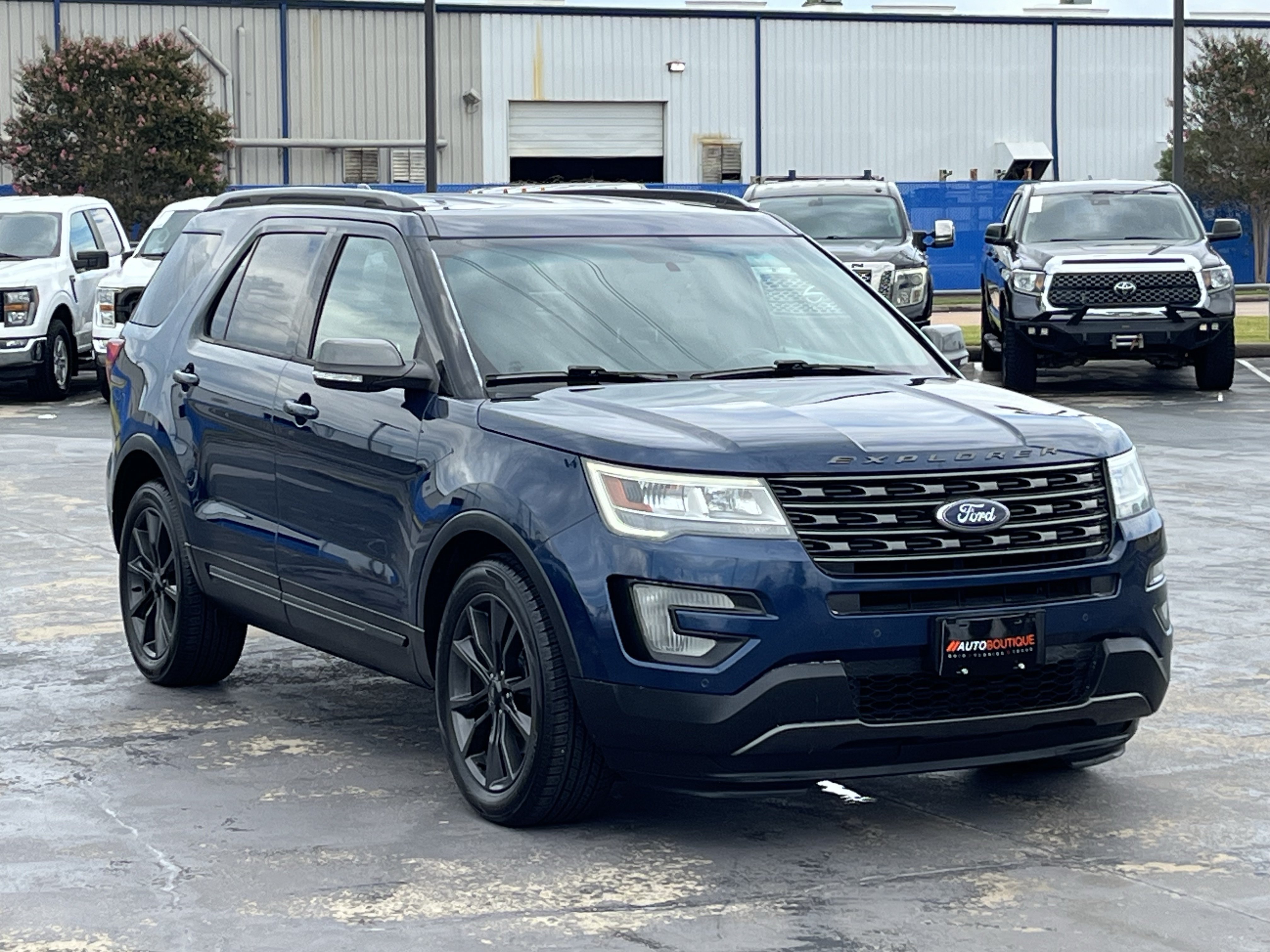 Used 2017 Ford Explorer XLT w/ Equipment Group 202A FWD image 5