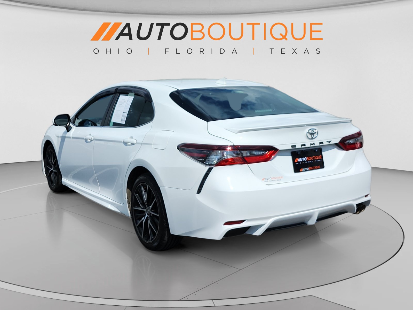 Used 2021 Toyota Camry SE FWD image 3