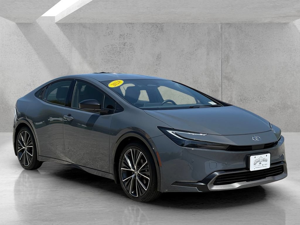 Used 2024 Toyota Prius XLE FWD image 3